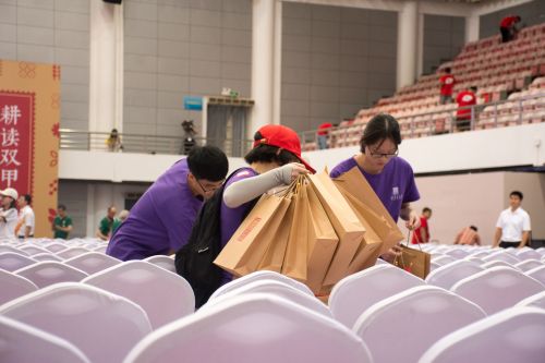 十月二日120校庆典礼结束后志愿者清理纸袋【学通社摄影彭雨格】