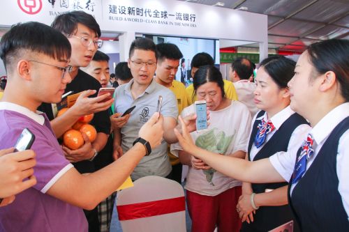 中国银行推出的一分钱领橙子活动引得大家纷纷扫码参与【学通社记者 吴毅博摄】