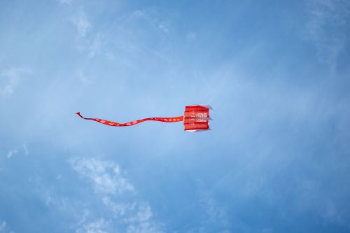 10月2号下午第二运动场风筝节 校庆特制风筝在空中翱翔 【学通社记者 沈一风 摄】