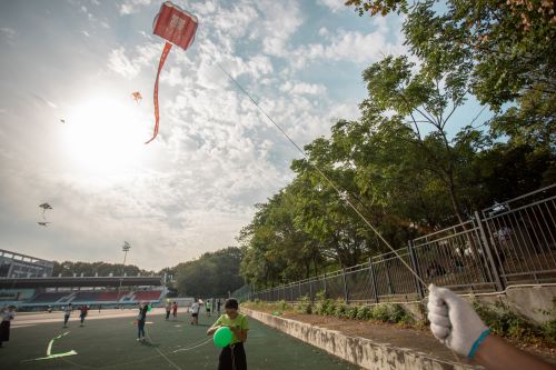 10月2号下午第二运动场风筝节 专业人员正在放风筝 【学通社记者 沈一风 摄】